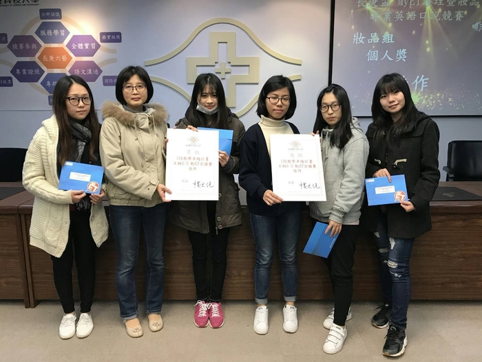 老師與五位得獎學生拍照