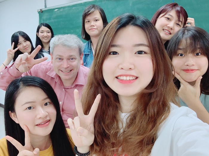 外國老師與7名學生自拍在教室合影