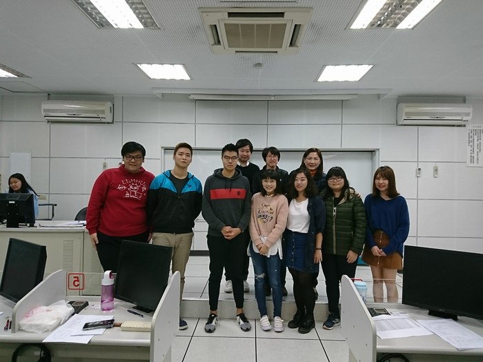 餐與活動競賽的學生在教室一起拍照