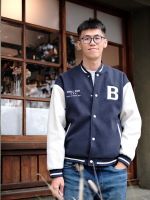 男性短髮棒球外套窗廚前半身照